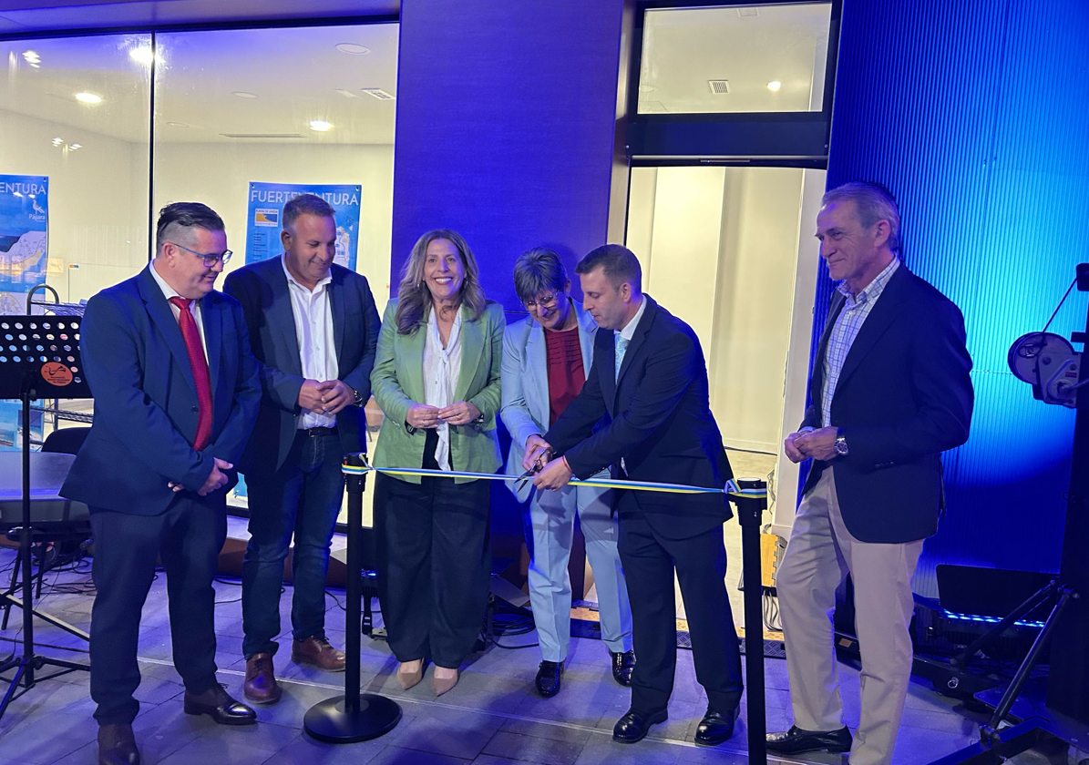 El alcalde Alejandro Jorge y la concejala de Turismo, Clementina da Silva, cortan la cinta de inauguración de las nuevas dependencias de turismo en Morro Jable.