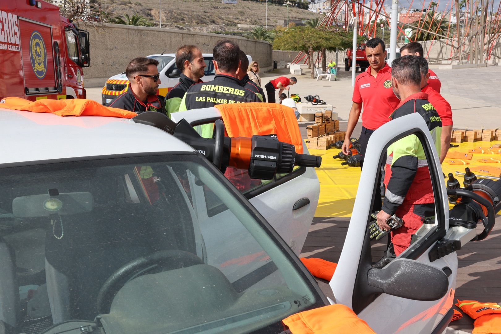 Los bomberos de la capital grancanaria muestran sus nuevos equipos