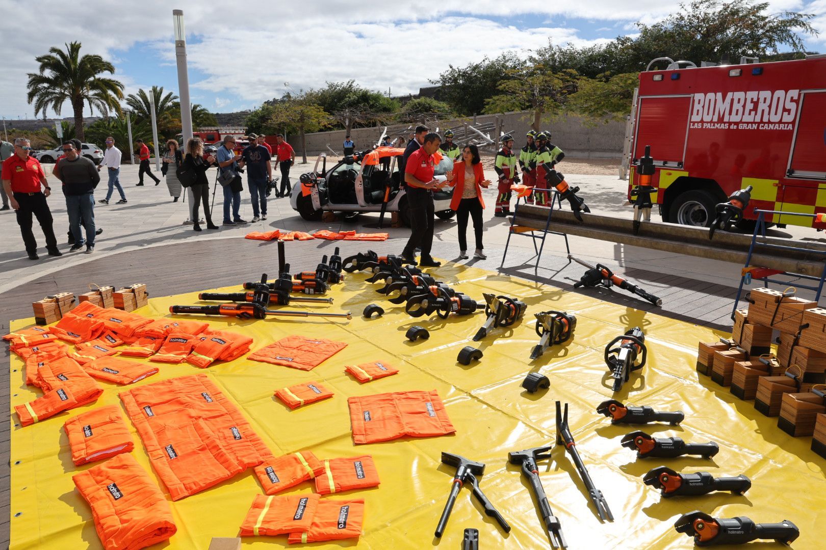 Los bomberos de la capital grancanaria muestran sus nuevos equipos