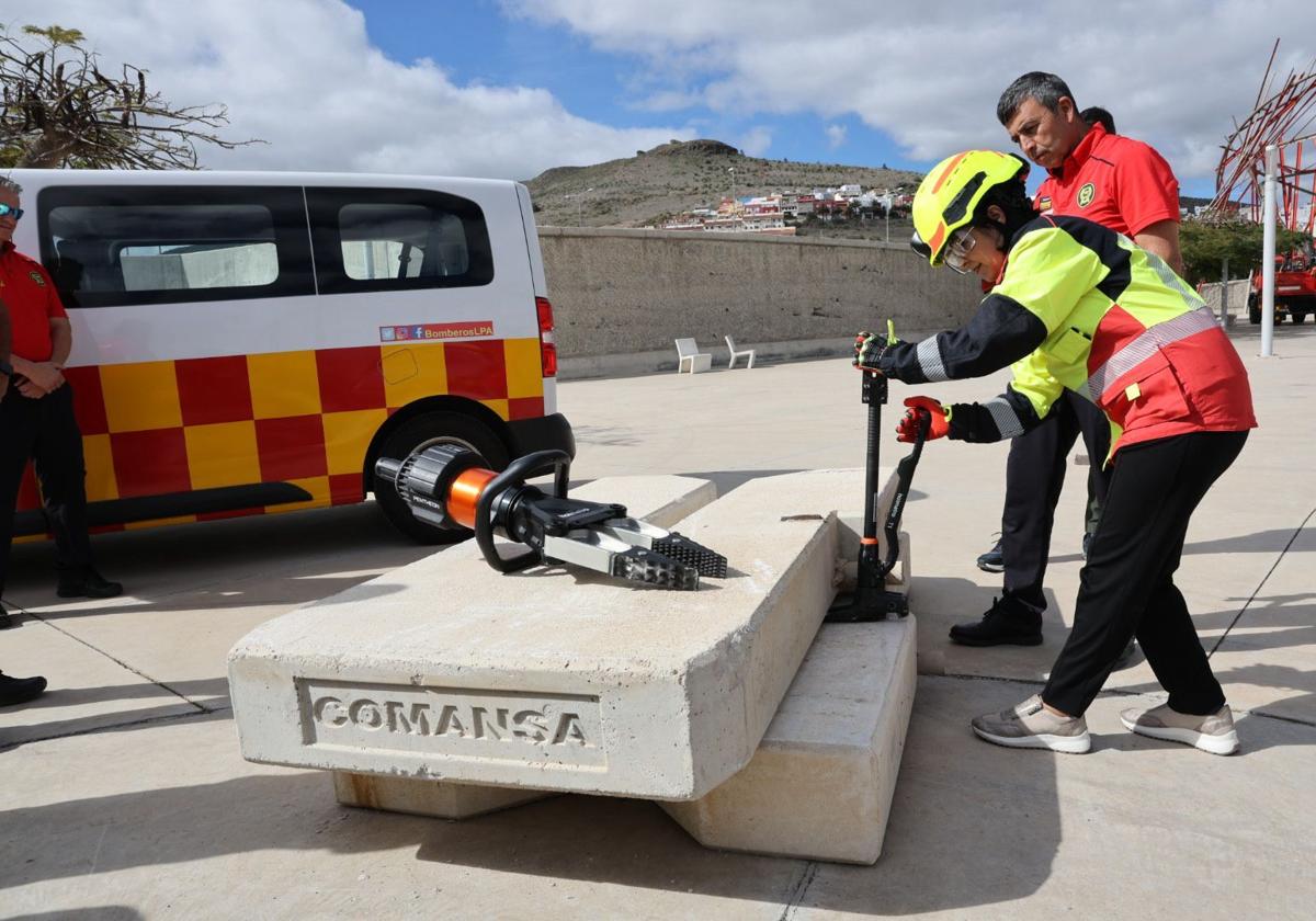 Los bomberos de la capital grancanaria muestran sus nuevos equipos