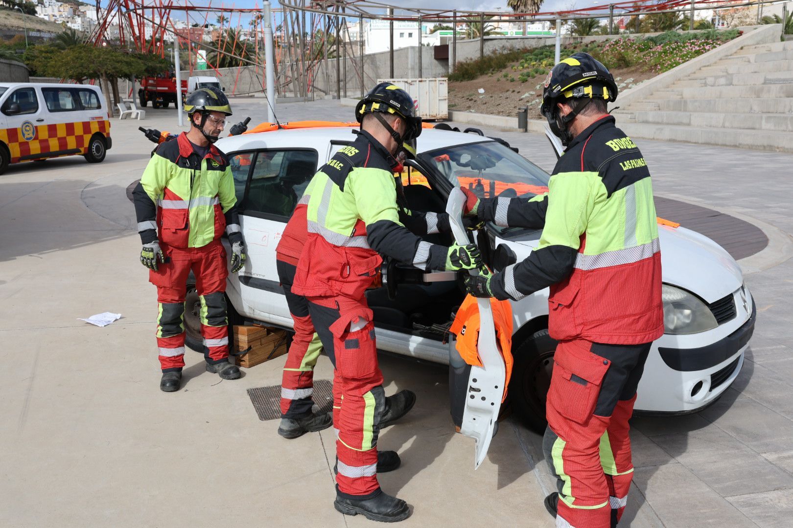 Los bomberos de la capital grancanaria muestran sus nuevos equipos