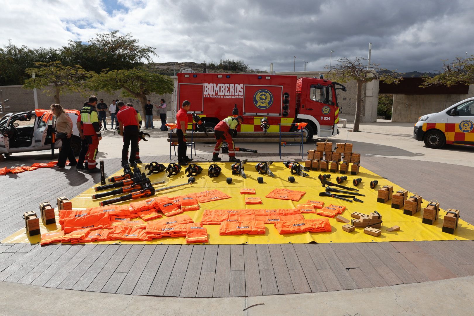 Los bomberos de la capital grancanaria muestran sus nuevos equipos