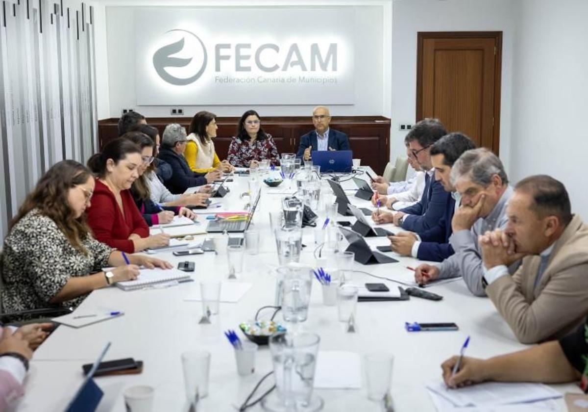 Imagen de archivo de una reunión entre la Fecam y la Consejería de Turismo.