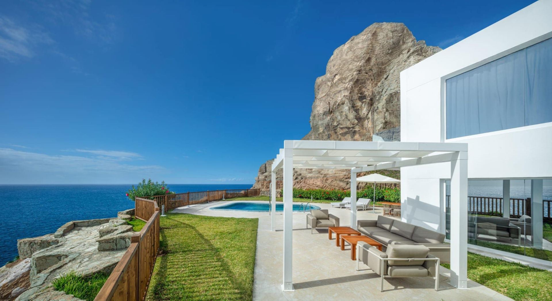 Villas privadas con piscina y terraza frente al océano, el rincón perfecto para una escapada de ensueño.