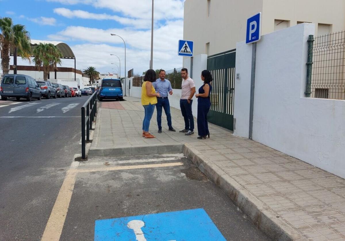 Autoridades ante el instituto.