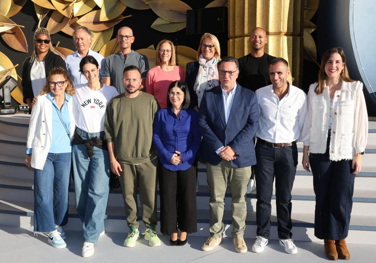 Algunos olímpicos legendarios junto a los políticos en el parque de Santa Catalina.