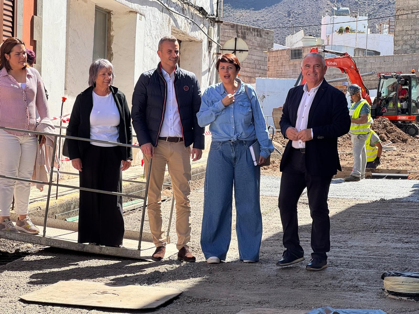 La consejera Minerva Alonso estuvo acompañada en la visita por el alcalde Pedro Suárez.