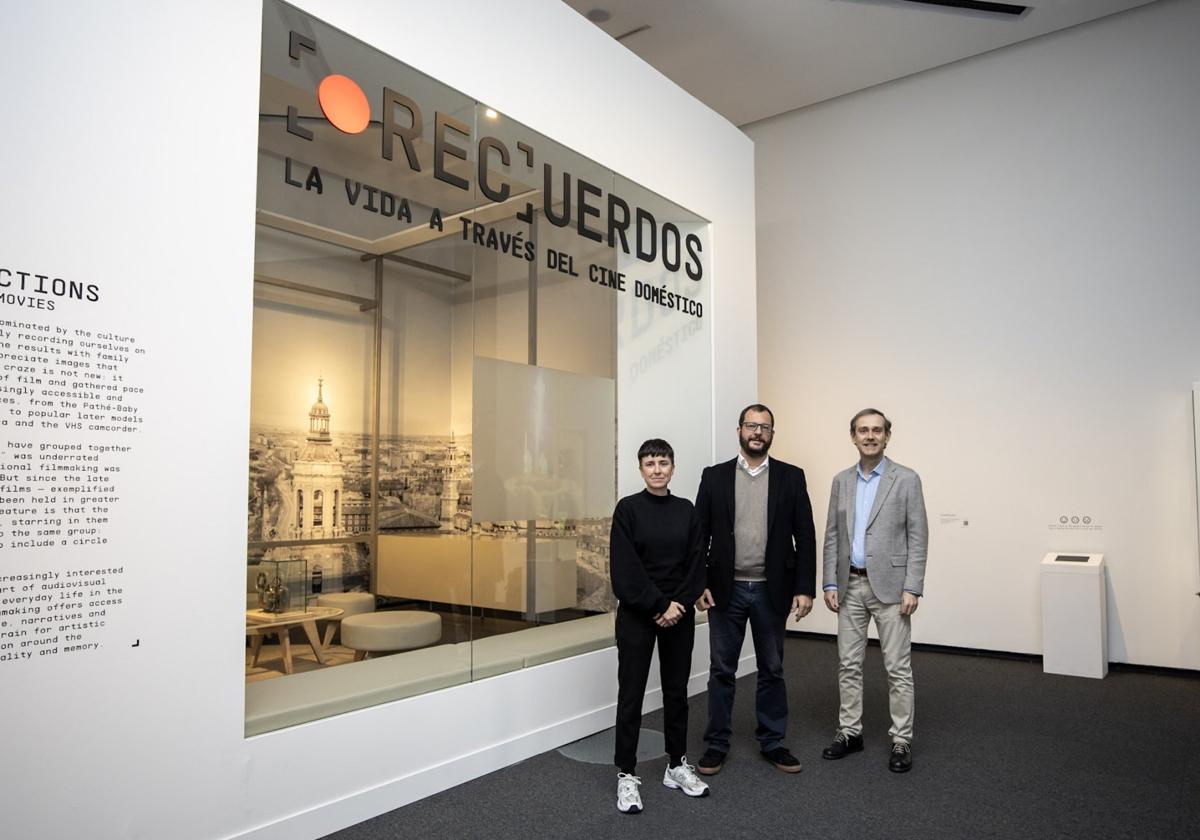 Javier Fuentes Feo, en el centro, en CaixaForum Zaragoza.