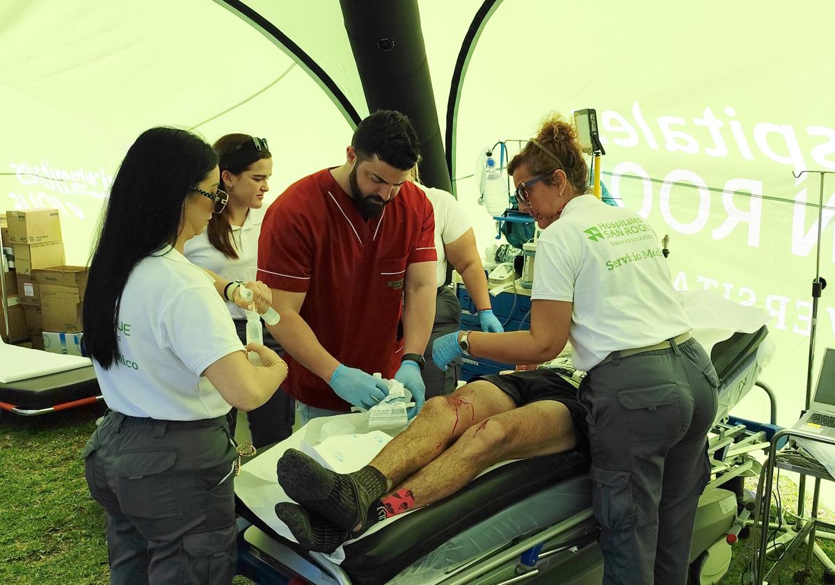 Imagen principal - Hospitales Universitarios San Roque brinda un dispositivo sanitario de élite en la Transgrancanaria 2025