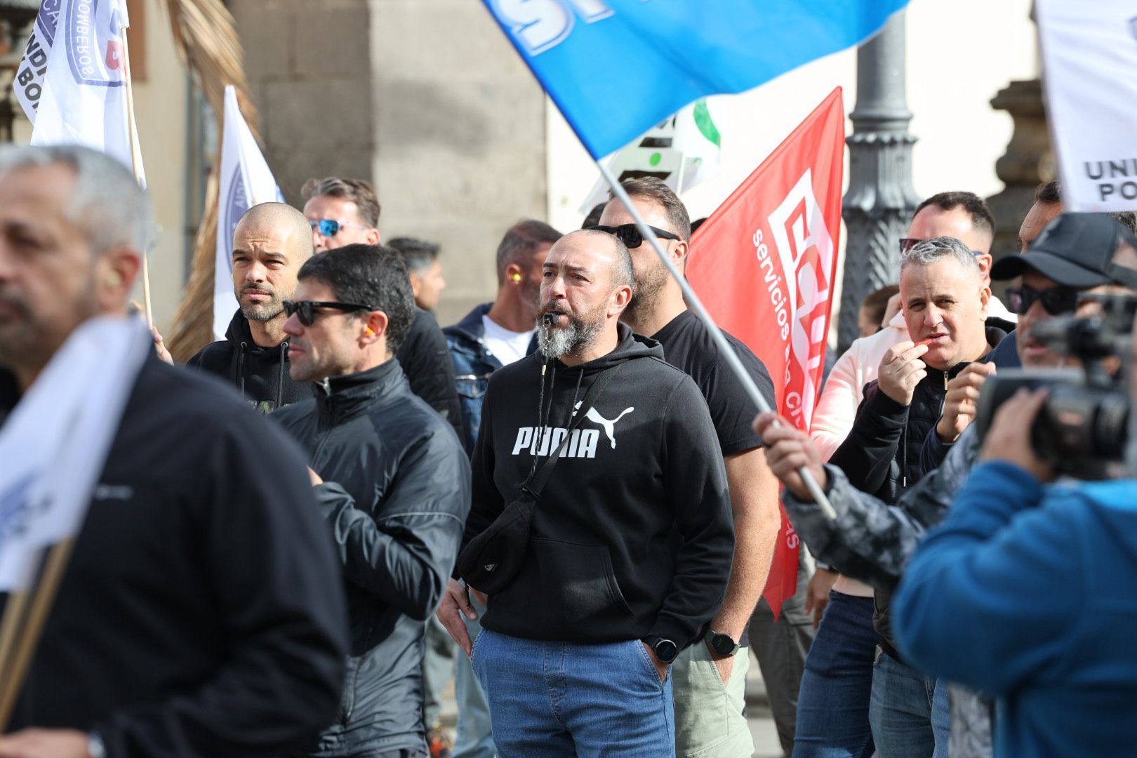 Protesta policial: Concentración ante el Ayuntamiento de la capital grancanaria por el conflicto de las horas extras