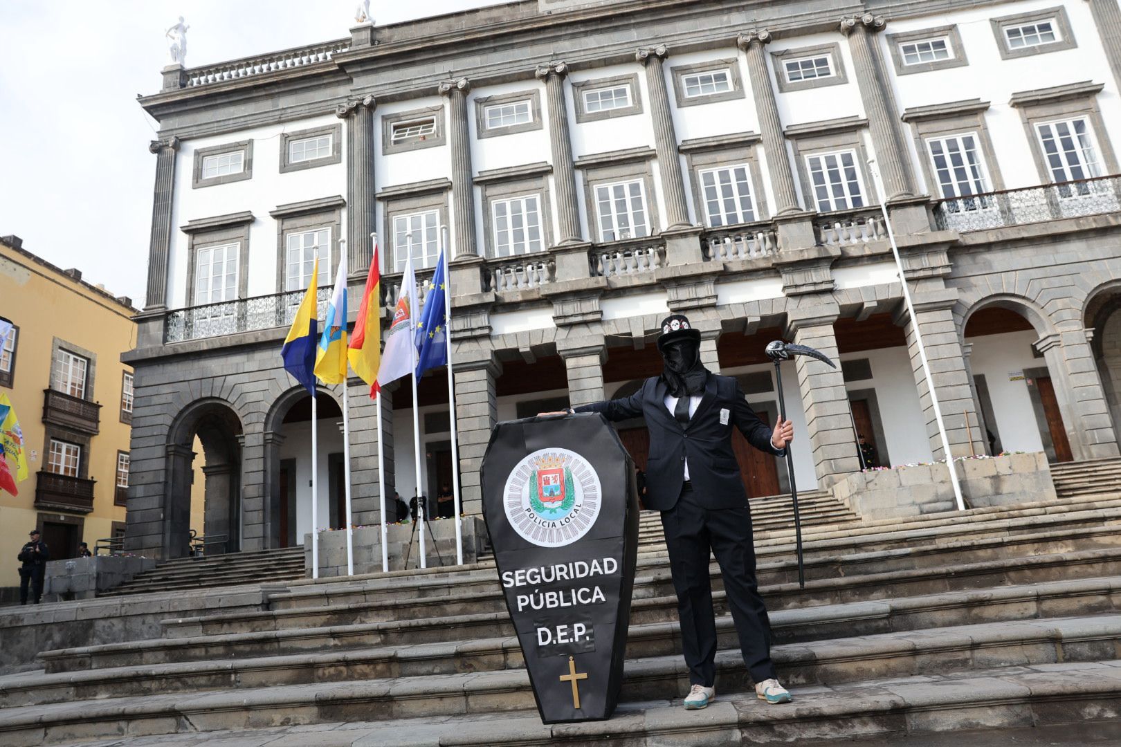 Protesta policial: Concentración ante el Ayuntamiento de la capital grancanaria por el conflicto de las horas extras