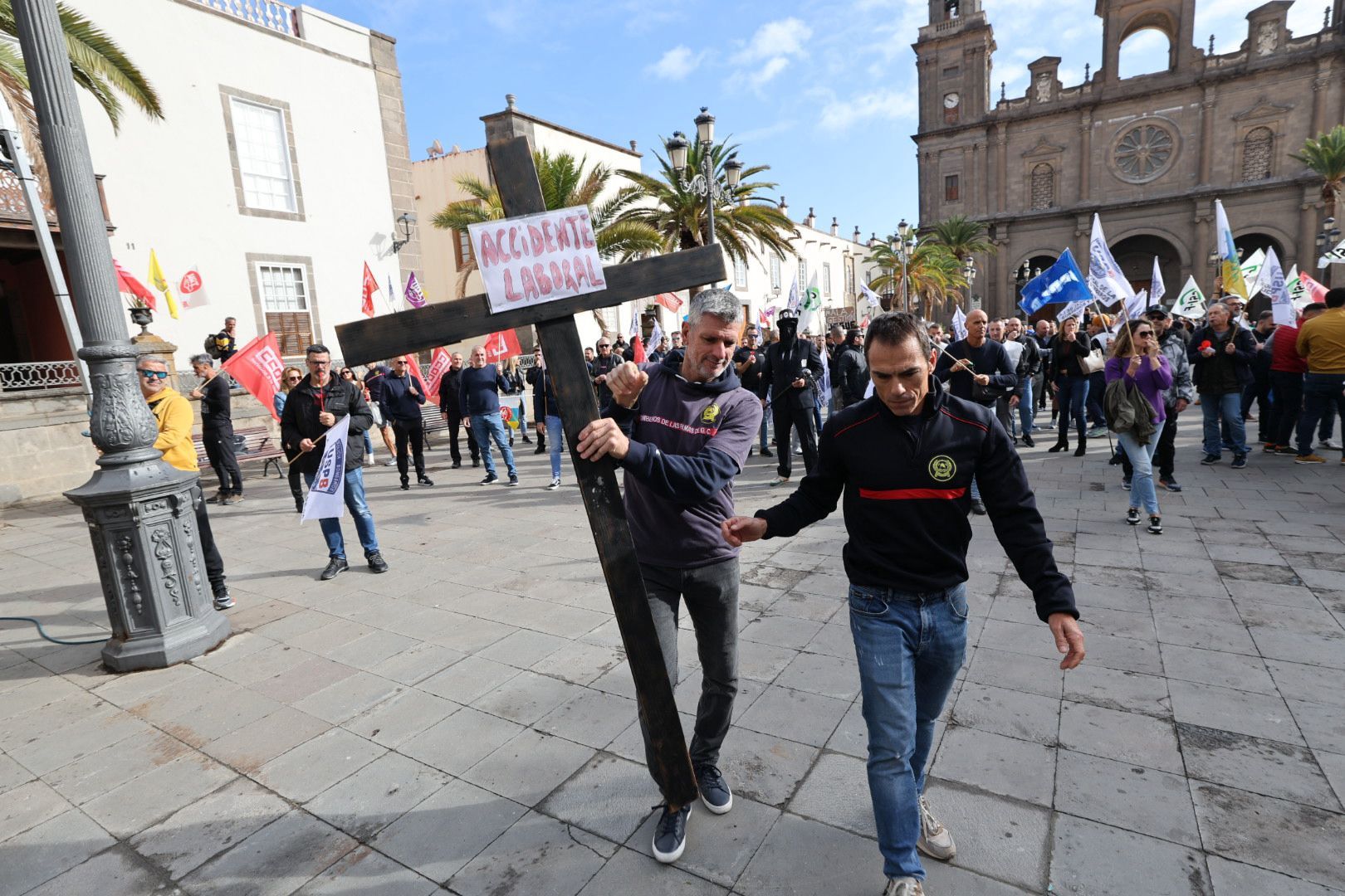 Protesta policial: Concentración ante el Ayuntamiento de la capital grancanaria por el conflicto de las horas extras