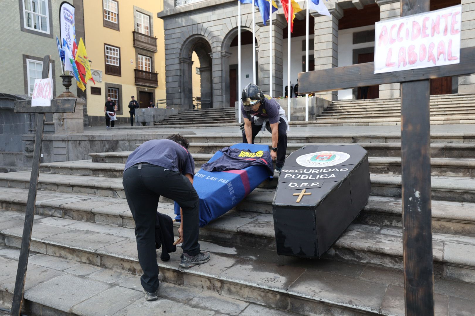 Protesta policial: Concentración ante el Ayuntamiento de la capital grancanaria por el conflicto de las horas extras