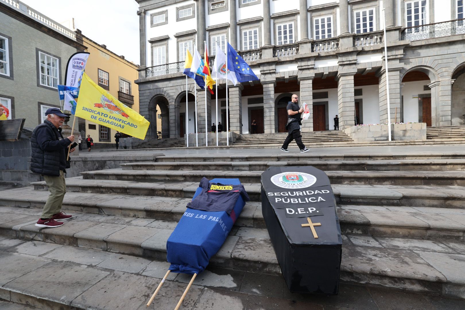 Protesta policial: Concentración ante el Ayuntamiento de la capital grancanaria por el conflicto de las horas extras