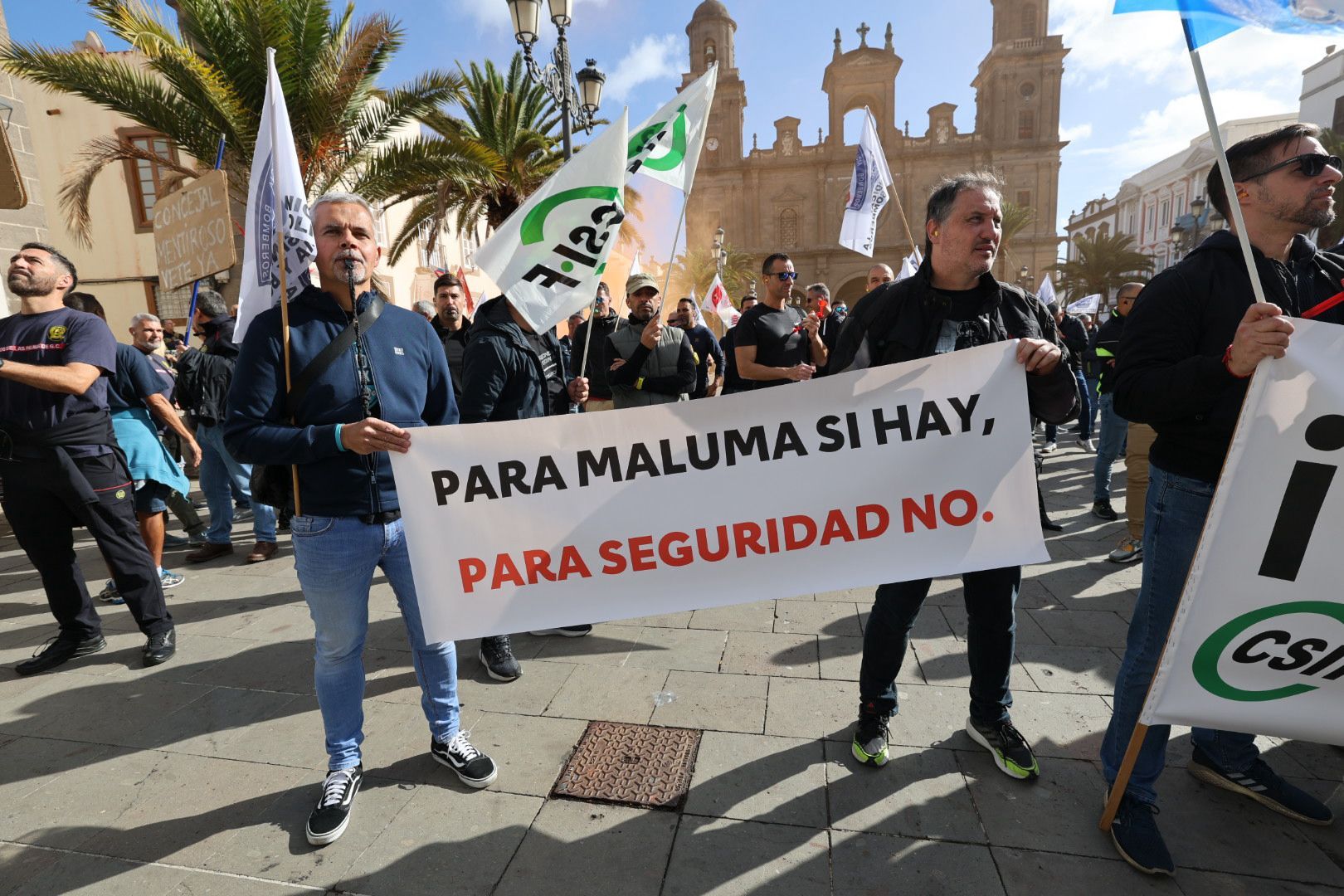 Protesta policial: Concentración ante el Ayuntamiento de la capital grancanaria por el conflicto de las horas extras