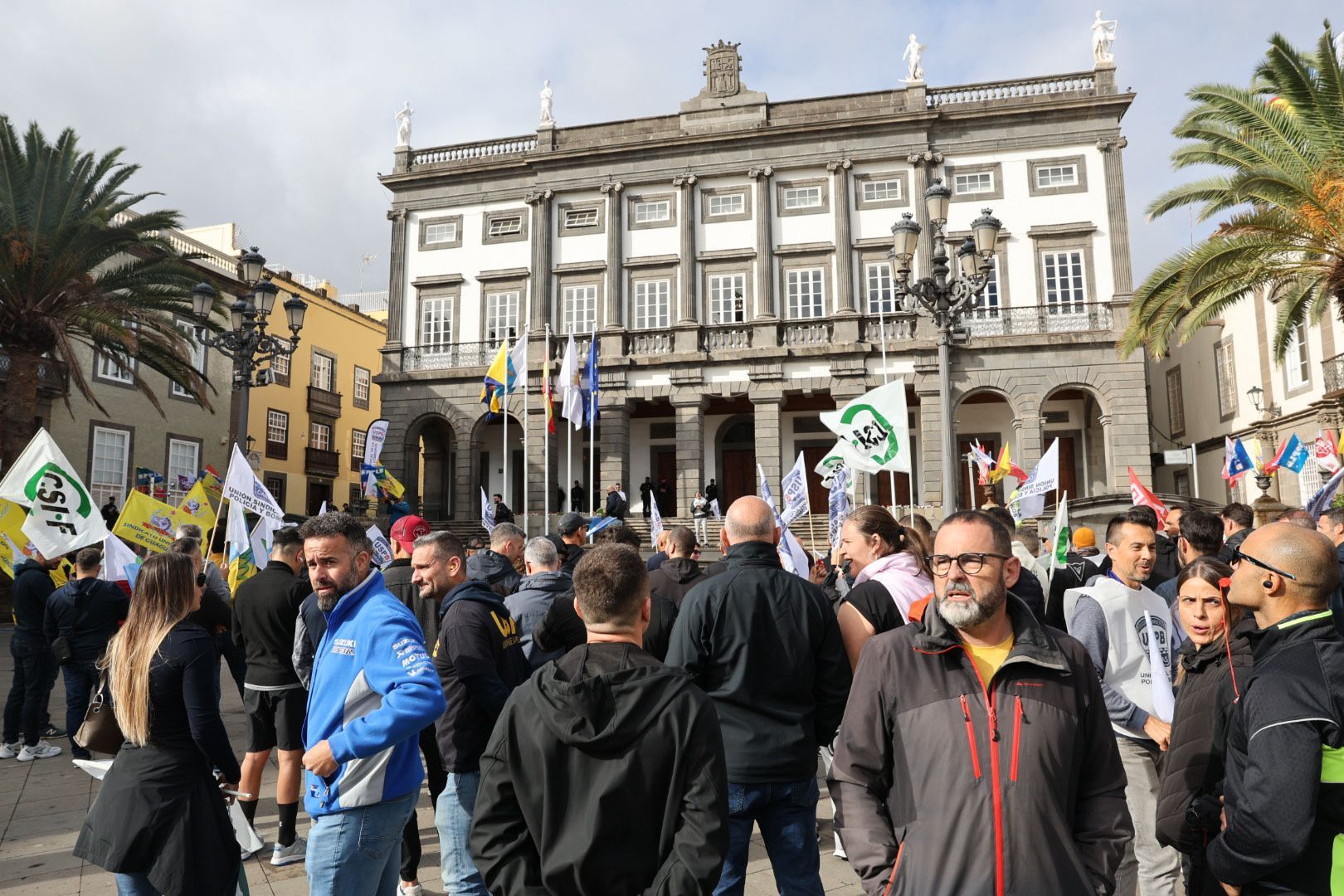 Protesta policial: Concentración ante el Ayuntamiento de la capital grancanaria por el conflicto de las horas extras