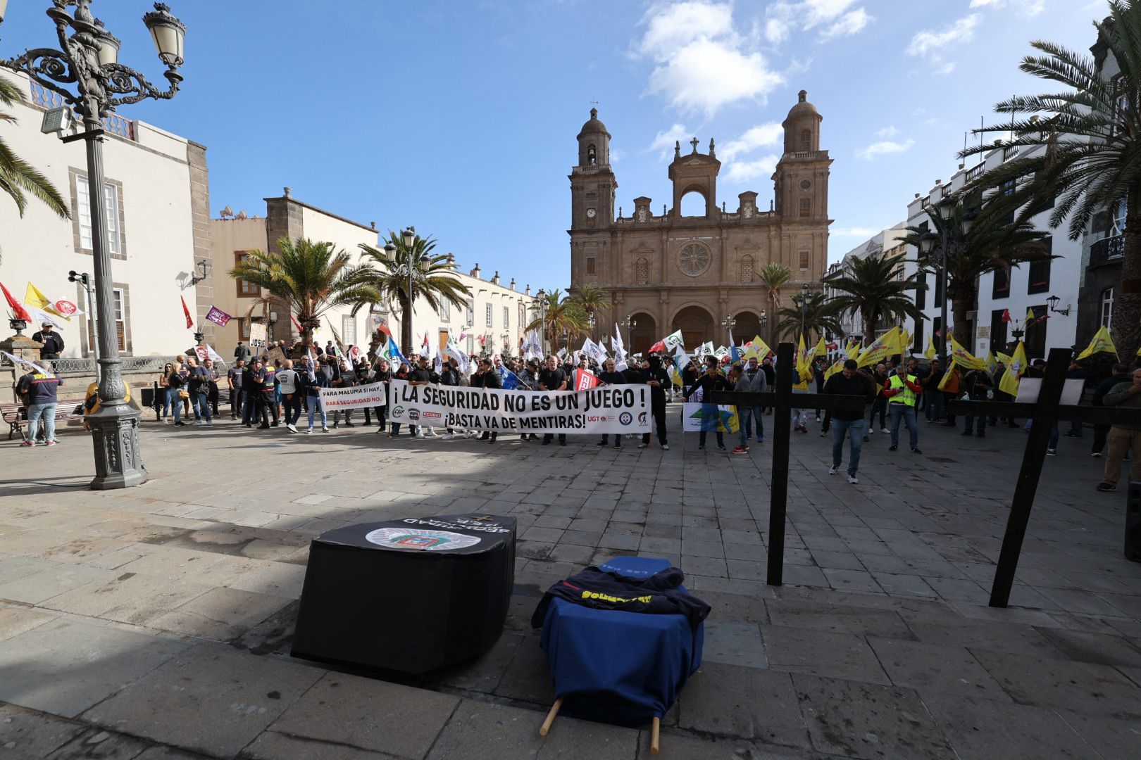 Protesta policial: Concentración ante el Ayuntamiento de la capital grancanaria por el conflicto de las horas extras