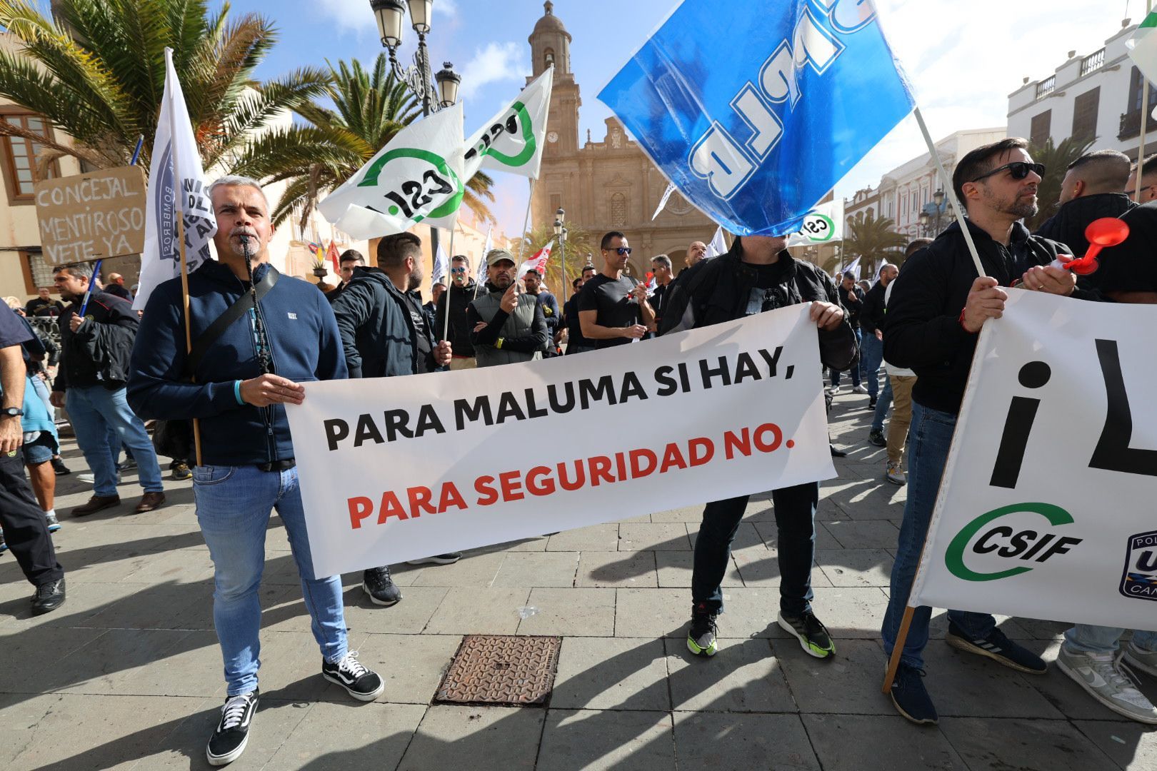 Protesta policial: Concentración ante el Ayuntamiento de la capital grancanaria por el conflicto de las horas extras