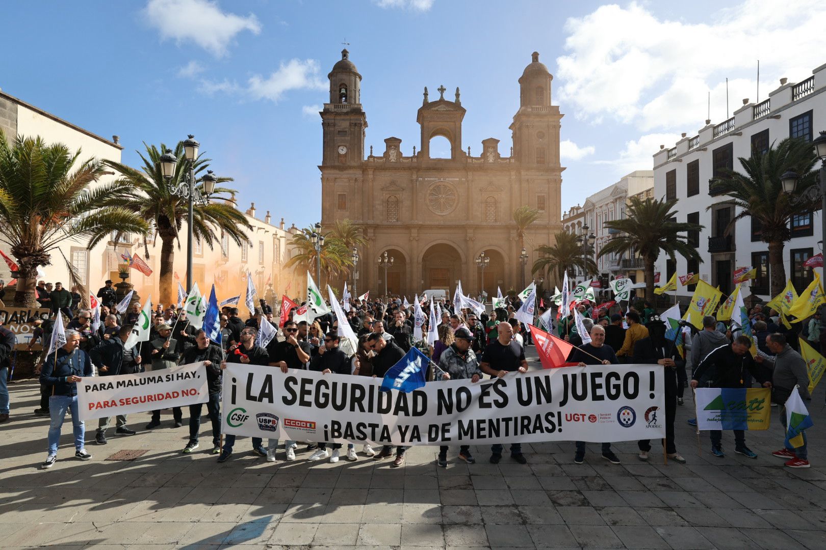 Protesta policial: Concentración ante el Ayuntamiento de la capital grancanaria por el conflicto de las horas extras