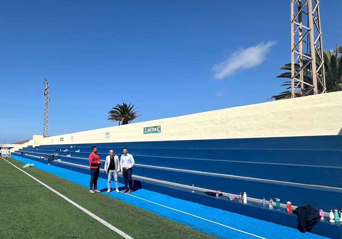 Autoridades visitando el campo de fútbol de Tinajo.