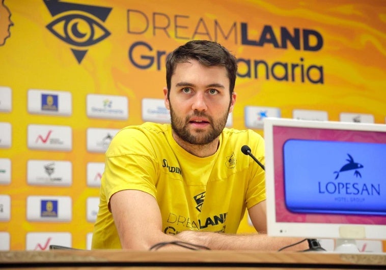 Mike Tobey en la rueda de prensa de este viernes previa al partido frente al Real Madrid.