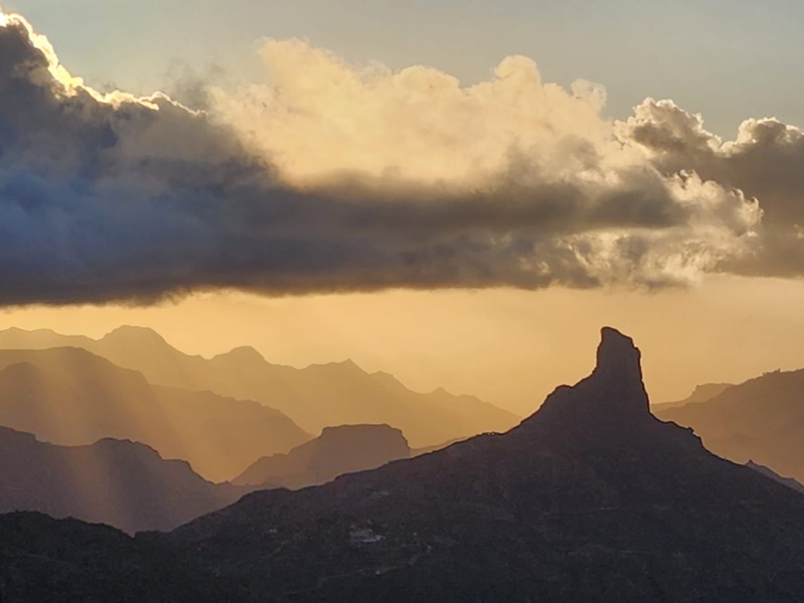 La cumbre de Gran Canaria presenta una fría postal verde
