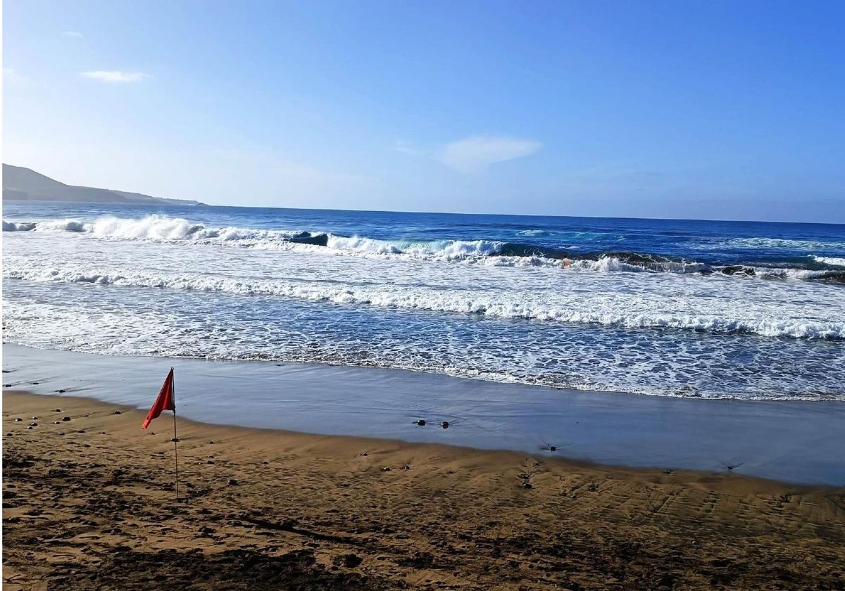 Imagen de archivo de una bandera roja en una playa.