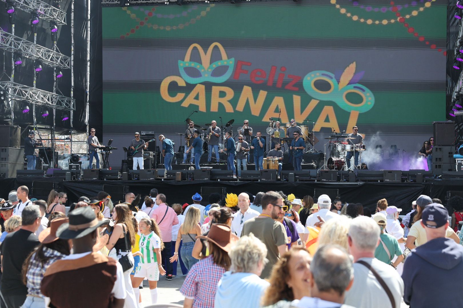 Las mascaritas bailan en el primer carnaval de día de Las Palmas de Gran Canaria