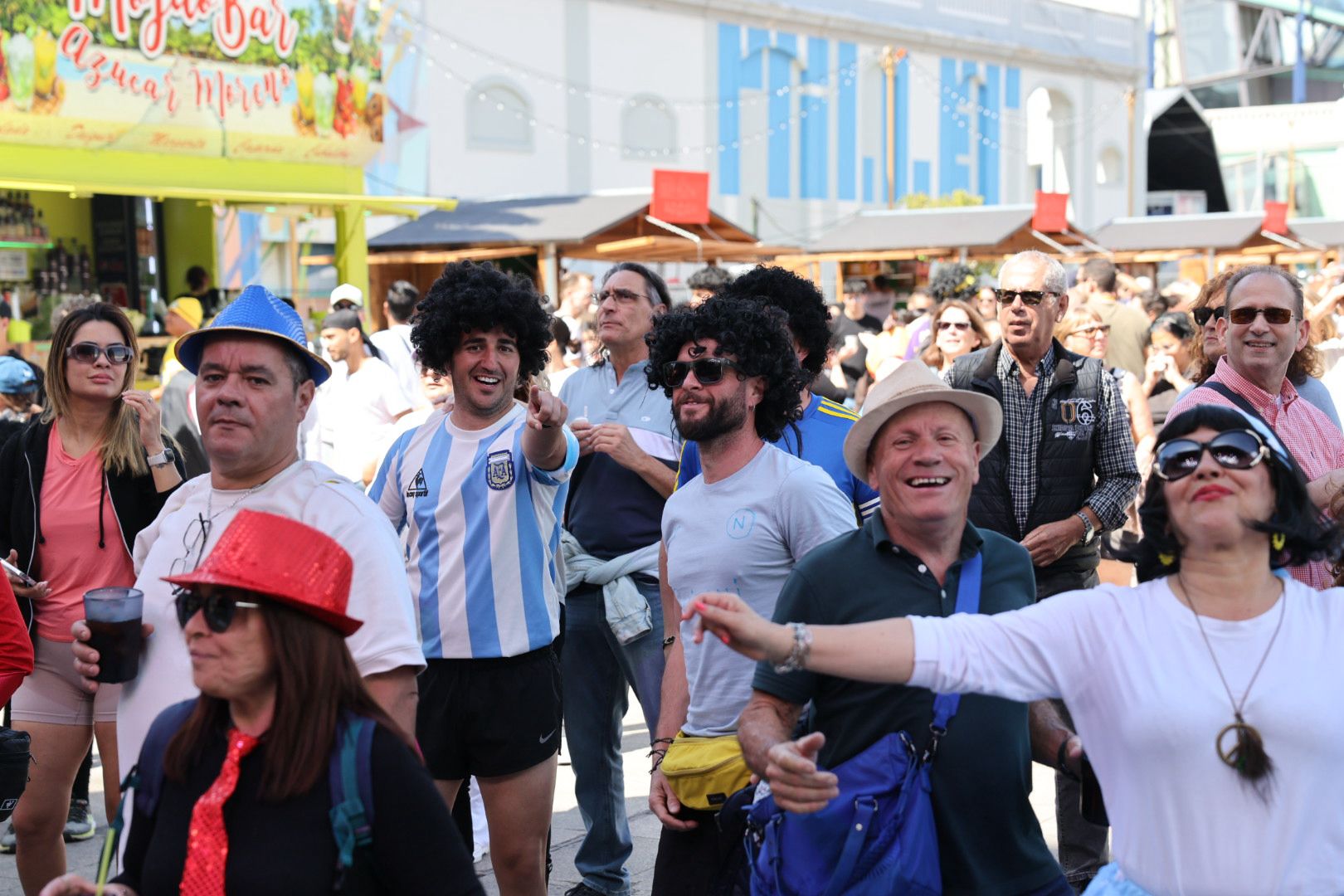 Las mascaritas bailan en el primer carnaval de día de Las Palmas de Gran Canaria