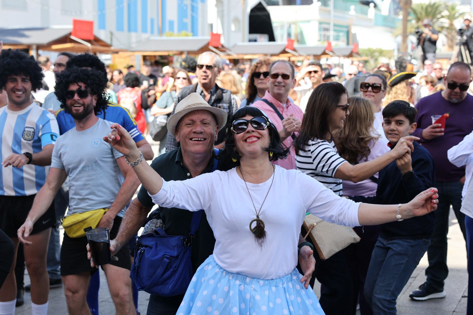 Las mascaritas bailan en el primer carnaval de día de Las Palmas de Gran Canaria