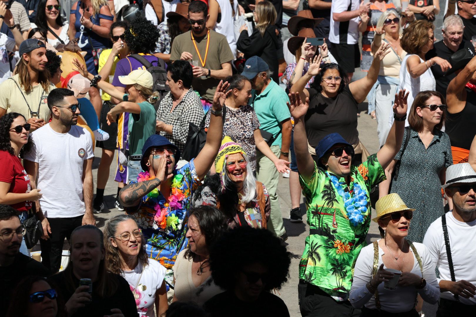 Las mascaritas bailan en el primer carnaval de día de Las Palmas de Gran Canaria