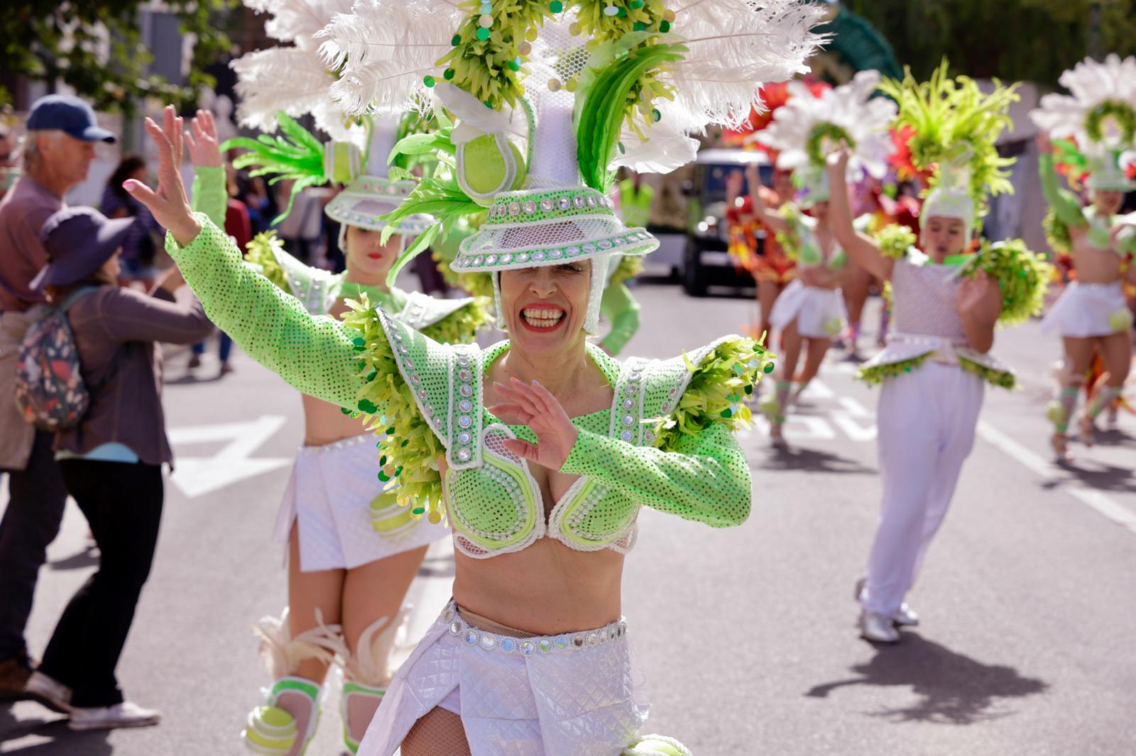 Color y fantasía en el desfile inaugural del carnaval de Las Palmas de Gran Canaria