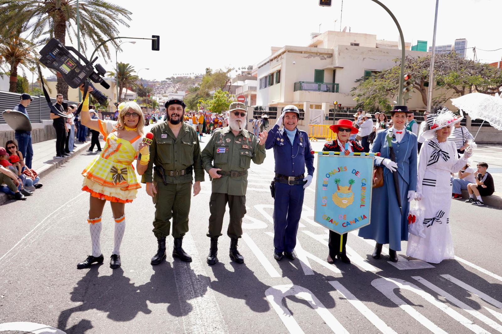 Color y fantasía en el desfile inaugural del carnaval de Las Palmas de Gran Canaria