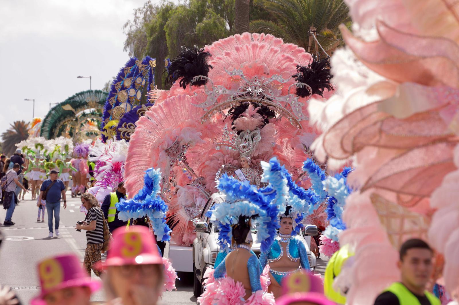 Color y fantasía en el desfile inaugural del carnaval de Las Palmas de Gran Canaria