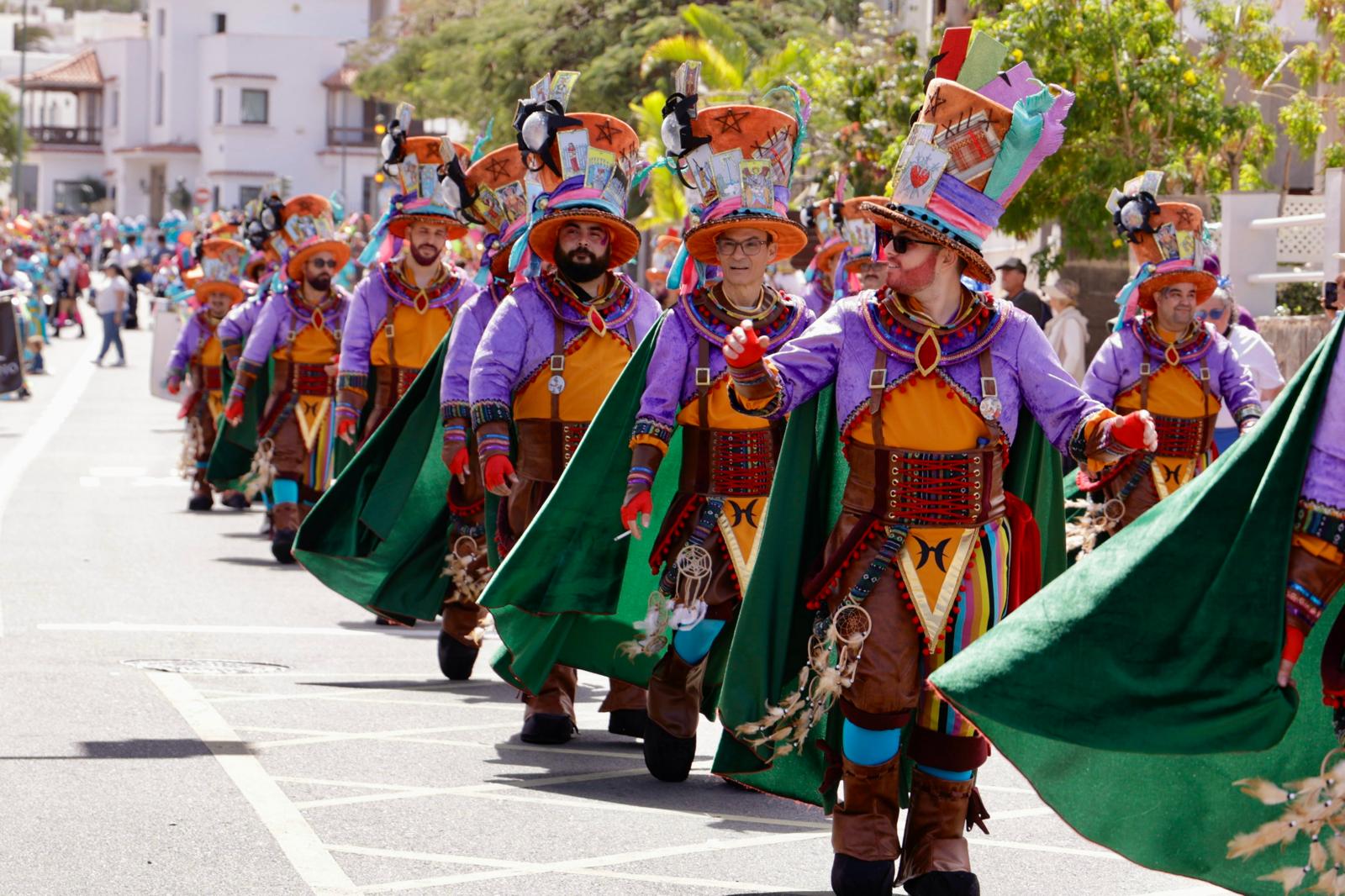 Color y fantasía en el desfile inaugural del carnaval de Las Palmas de Gran Canaria