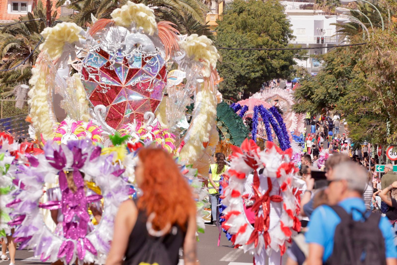 Color y fantasía en el desfile inaugural del carnaval de Las Palmas de Gran Canaria