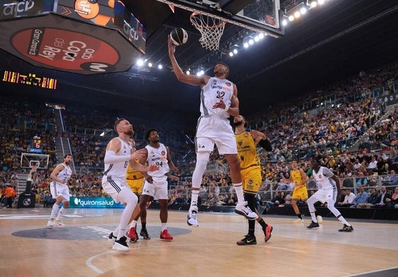 Edy Tavares captura un rebote en el partido entre el Granca y el Real Madrid en la Copa del Rey en el Arena.