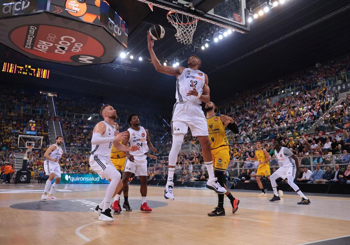 Edy Tavares captura un rebote en el partido contra el Real Madrid en la Copa del Rey en el Arena.