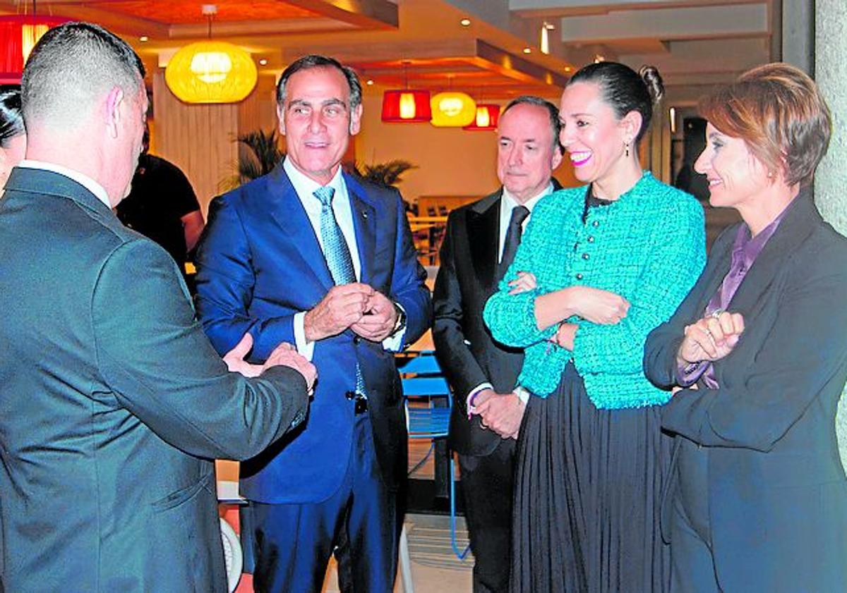 Imagen principal - Robert Cabrera explicando la renovación integral Hotel Princess Taurito (arriba); El coro de góspel llena de emoción y alegría la inauguración del renovado Hotel Princess Taurito (izquierda); Daniel Salat, director general de Princess Hotels & Resorts en Canarias, durante su discurso a los asistentes (derecha). 