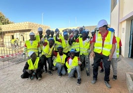 El docente Juan Carlos Castellano junto a su clase, formada por 20 alumnos.