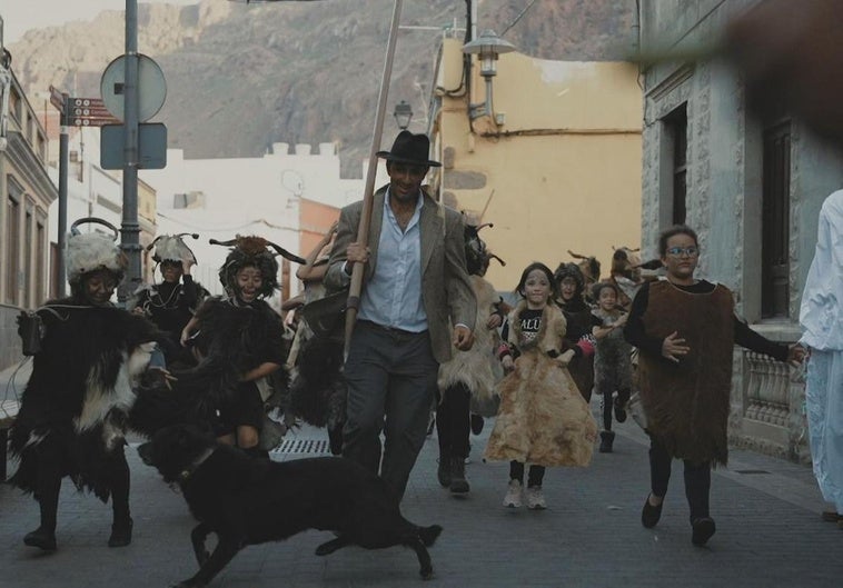 Óliver Díaz, en plena acción, ejerciendo de pastor el martes de carnaval.