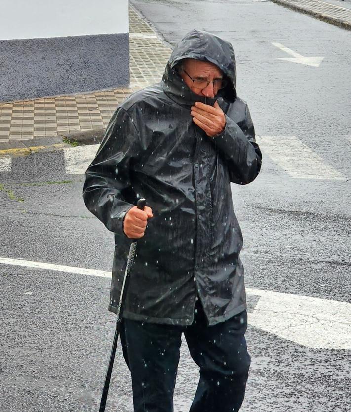 Imagen secundaria 2 - La lluvia descarga en varios puntos de Gran Canaria y manda el carnaval a casa