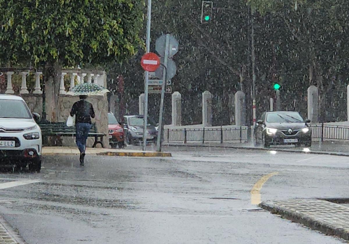 Imagen principal - La lluvia descarga en varios puntos de Gran Canaria y manda el carnaval a casa