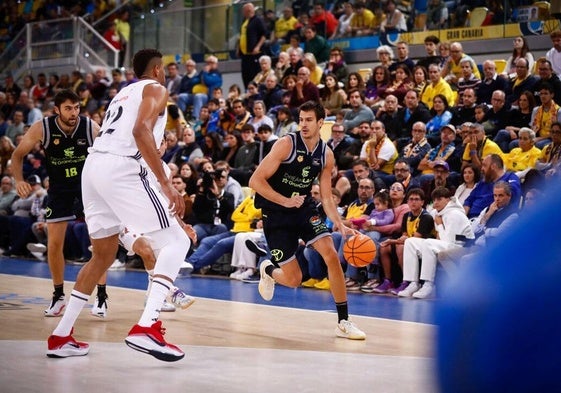Nico Brussino busca superar a Tavares en el Arena.