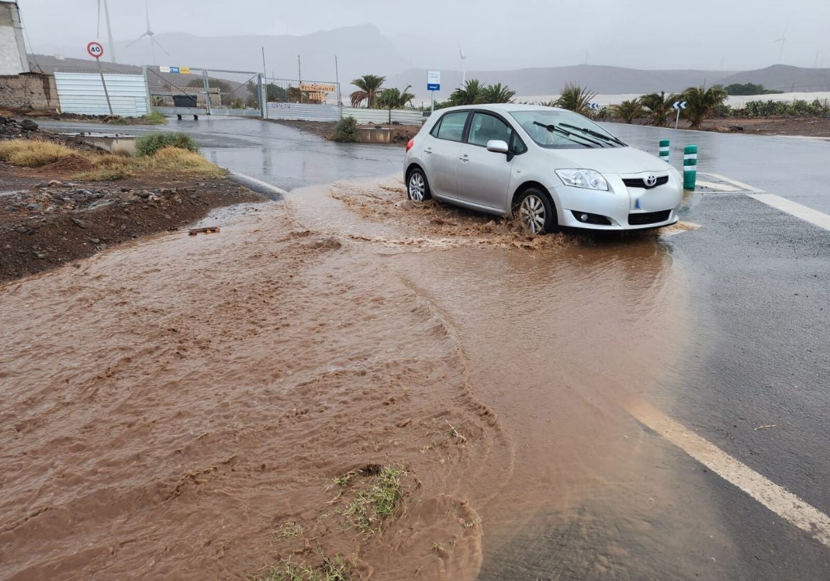 Las abundantes lluvias encharcan Gran Canaria