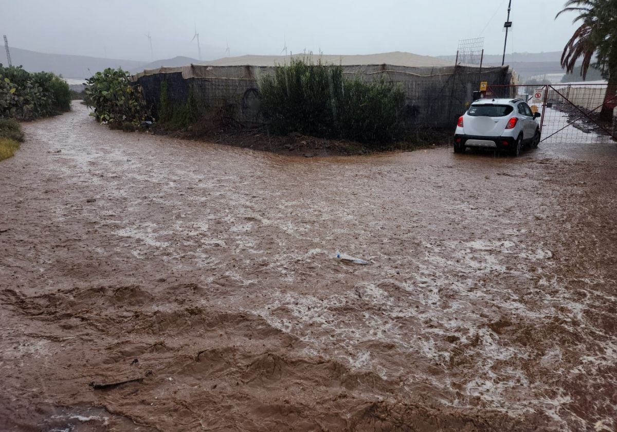 Las abundantes lluvias encharcan Gran Canaria