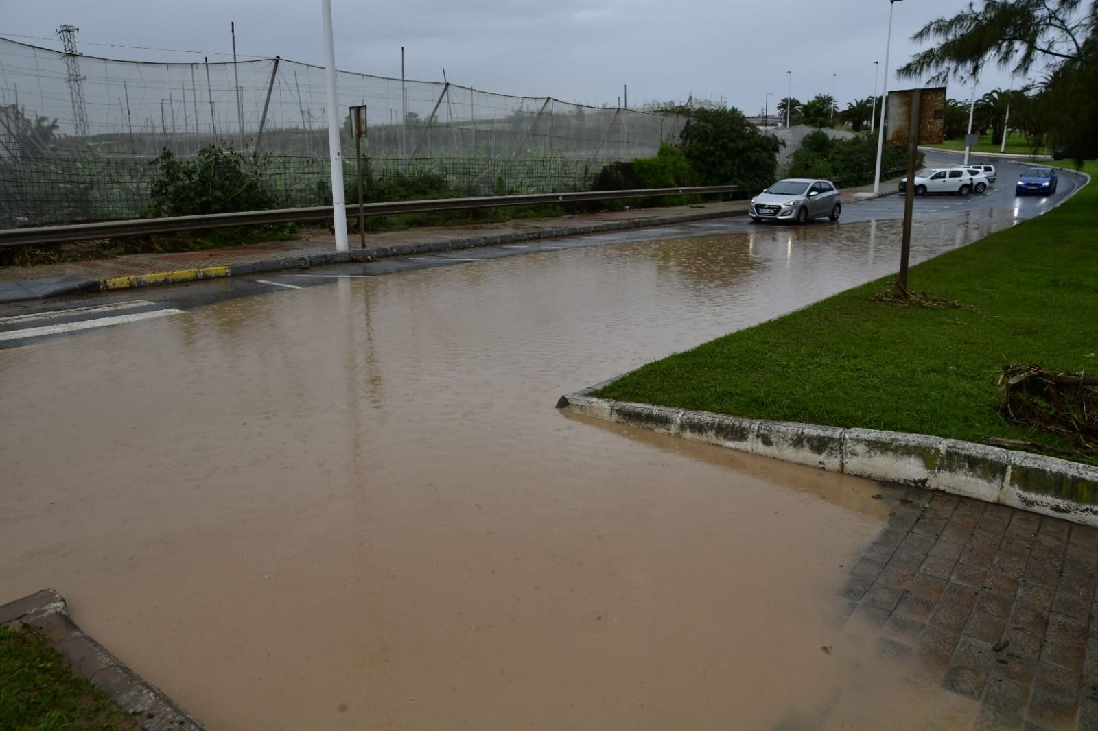 Los chubascos provocan desbordamientos de barrancos en varios puntos de Telde