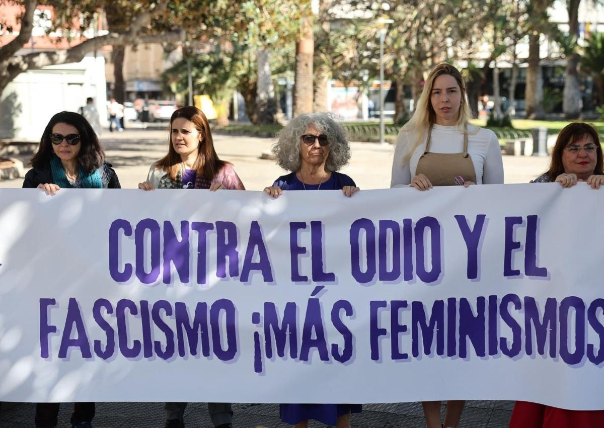 Imagen secundaria 1 - La Red Feminista de Gran Canaria ofrece los detalles de la manifestación del 8M. Abajo, sus portavocez, Melody Suárez (i) y Patricia González.