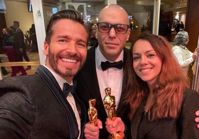 Damián Perea con Hossein Molayemi y Shirin Shohani celebran el Óscar en Hollywood.