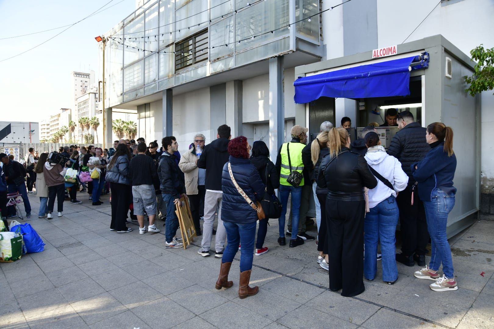 Tiendas de campaña bajo la lluvia por ver la gala drag